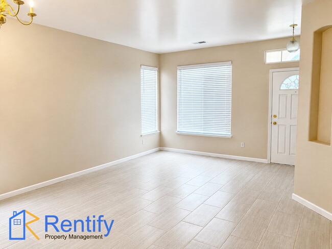 Photo - Charming Seven Oaks Home - 4Bed, 2Bath - Gardener Included!