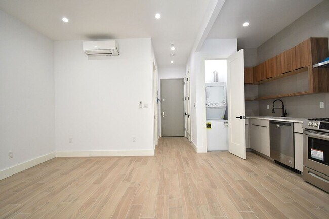 Photo - 582 E 138th St