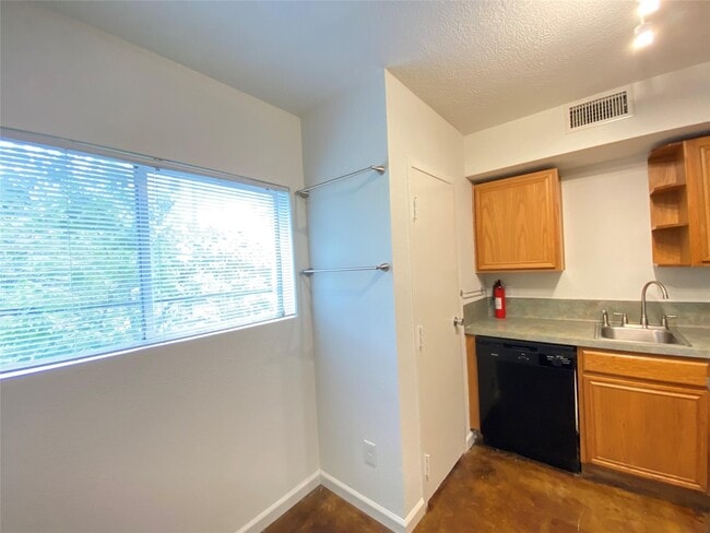 Photo - 1112 Lawrence St Unit 13