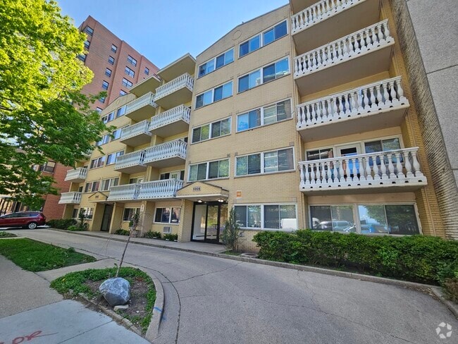 Building Photo - 5906 N Sheridan Rd Rental