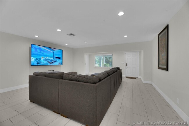 Photo - 2633 NE 3rd Ave