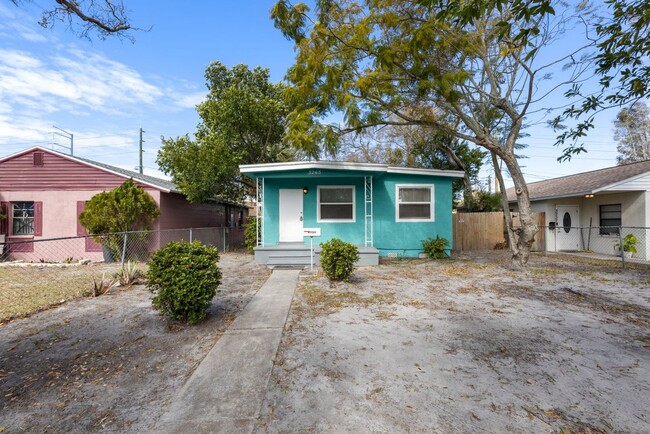 3bdrm/1.5bath House with large shed** ** S... - 3bdrm/1.5bath House with large shed** ** S...