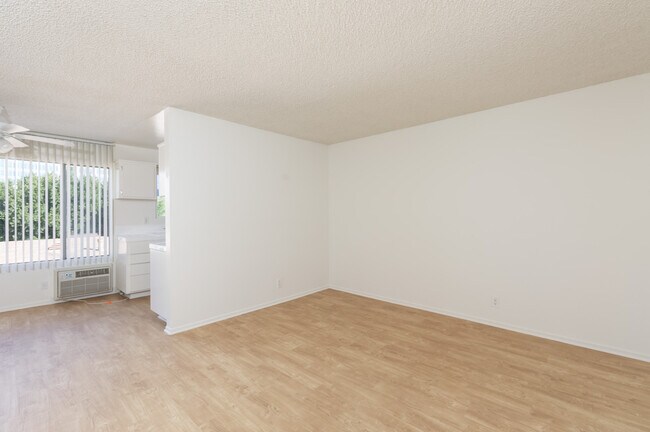 Photo - Wilshire Kingsley Towers