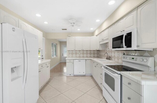 Building Photo - 330 NE 42nd Ct Rental