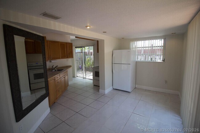 Photo - 909 NE 12th Ave