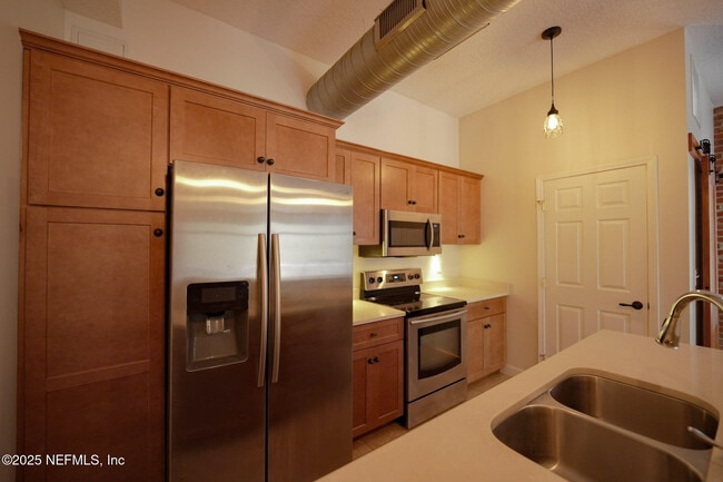 Photo - 115 W 2nd St Unidad 4