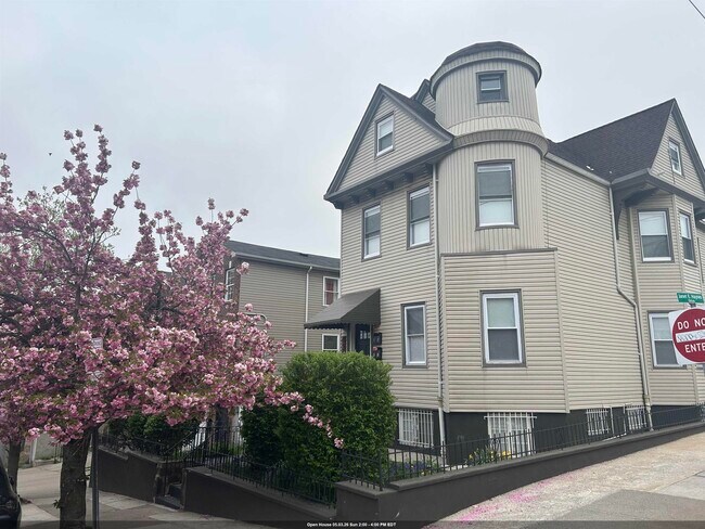 Building Photo - 437 Bramhall Ave Unit 1B