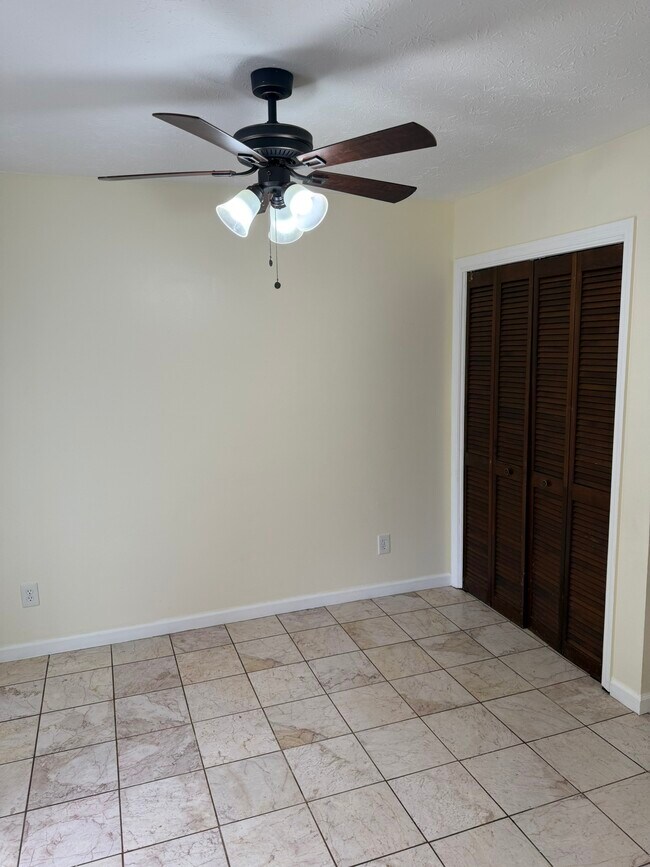Photo - 557 Whitehall Ln