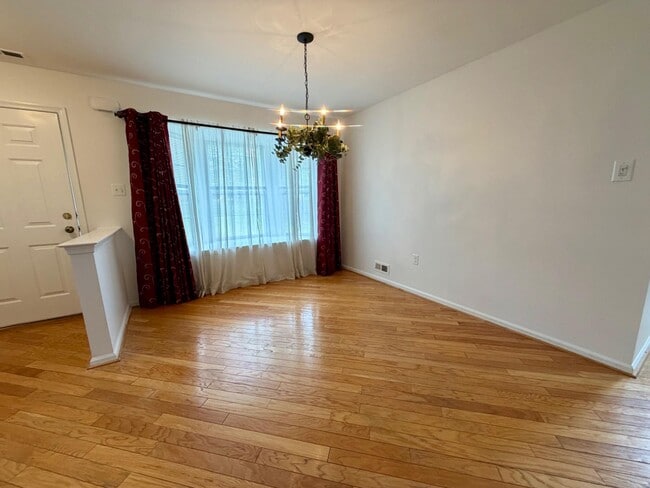 Photo - 113 Broadleaf Pl
