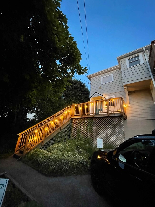 101 escaleras - 631 N Garden St