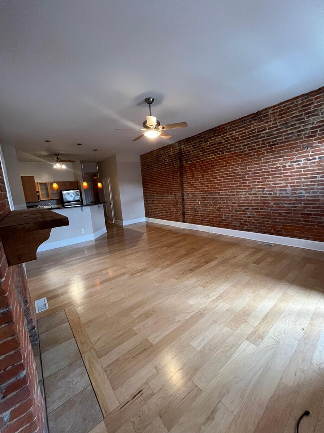 115 E 8th St