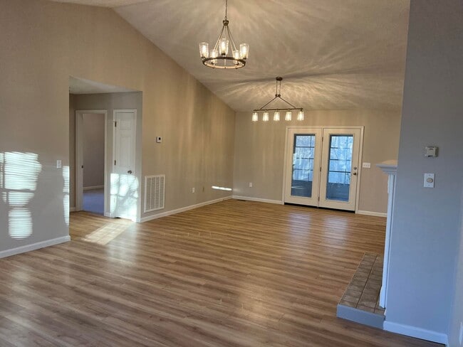 Photo - 392 Southridge Cir