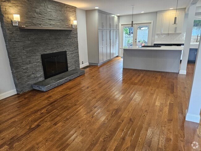 Building Photo - 711 E 7th St Rental