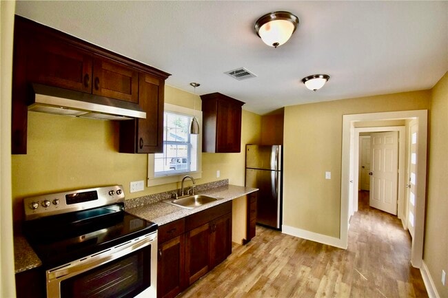 Photo - 321 E 35th St