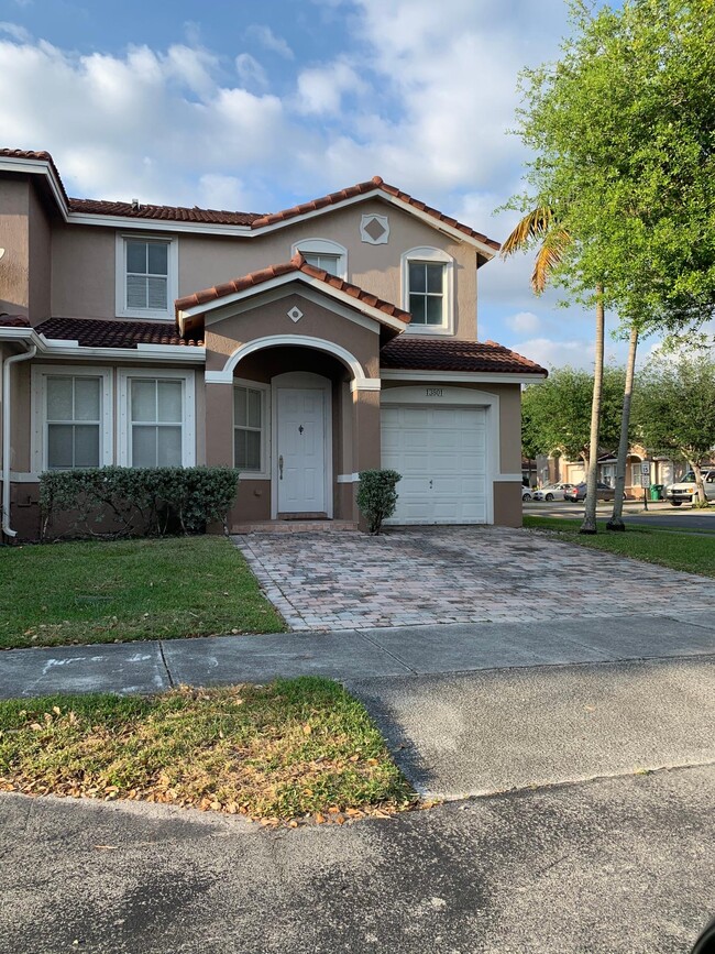 Modern corner townhouse with high vaulted ceilings - 13801 SW 275th Ter Townhome