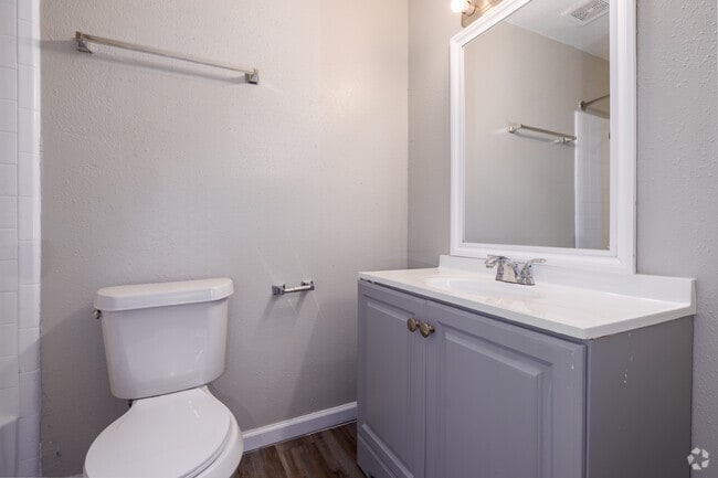 1BR, 1BA - 722SF - Bathroom - Huntington at Stonefield