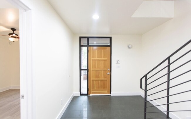 Photo - 1300 W 5th St