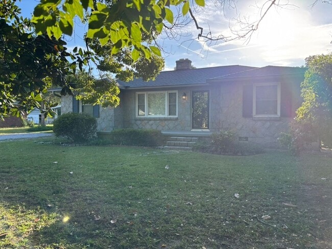 HUGE YARD IN THE HEART OF WECO! - HUGE YARD IN THE HEART OF WECO!
