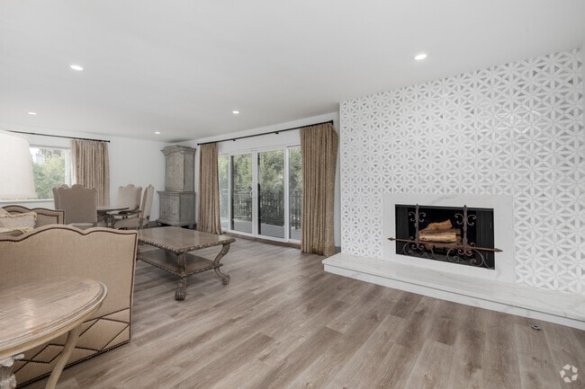 Interior Photo - 1408 Barry Ave Rental