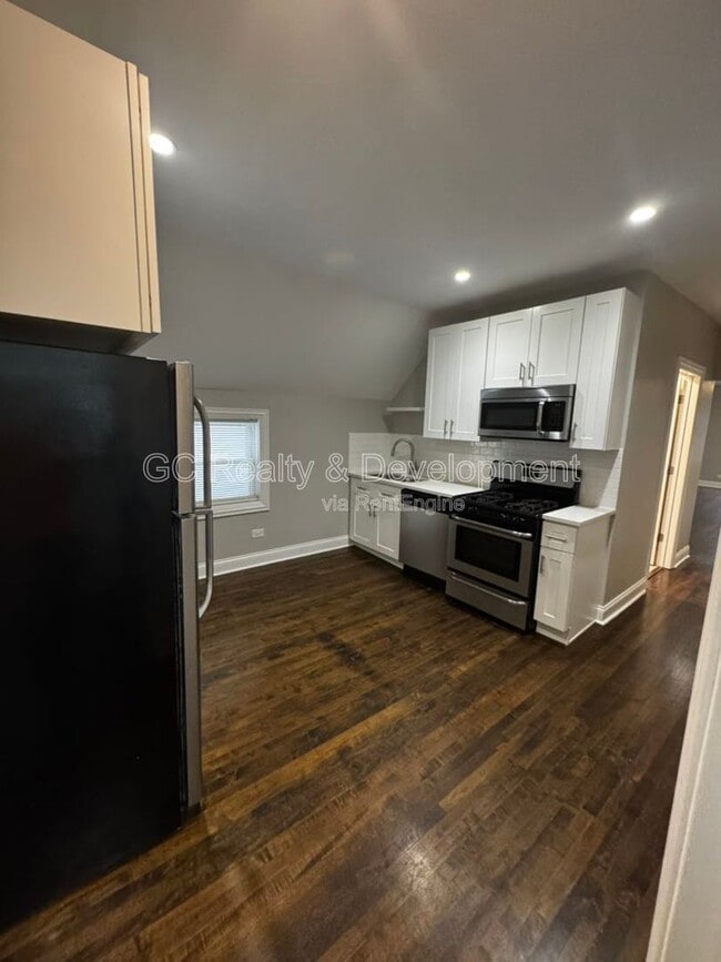 Photo - 4343 N Troy St Unidad 2