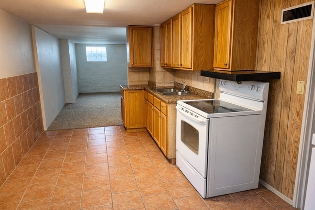 Kitchen - 611 S Hawthorne Ave Unit B