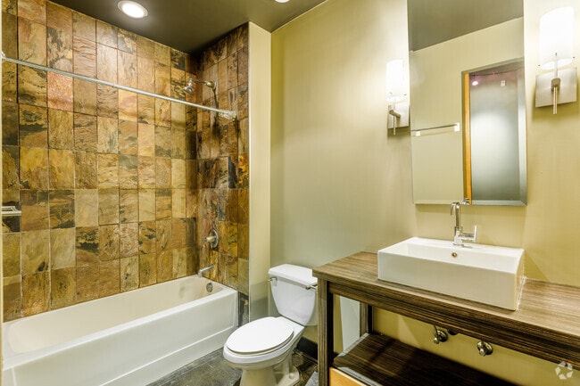 1 BR, 1 BA - Urban Chic B, 580 SF