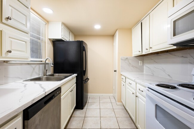 Building Photo - 5921 Arncliffe Dr Unit 5921
