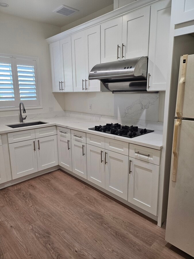 Photo - 16049 Meadowside St