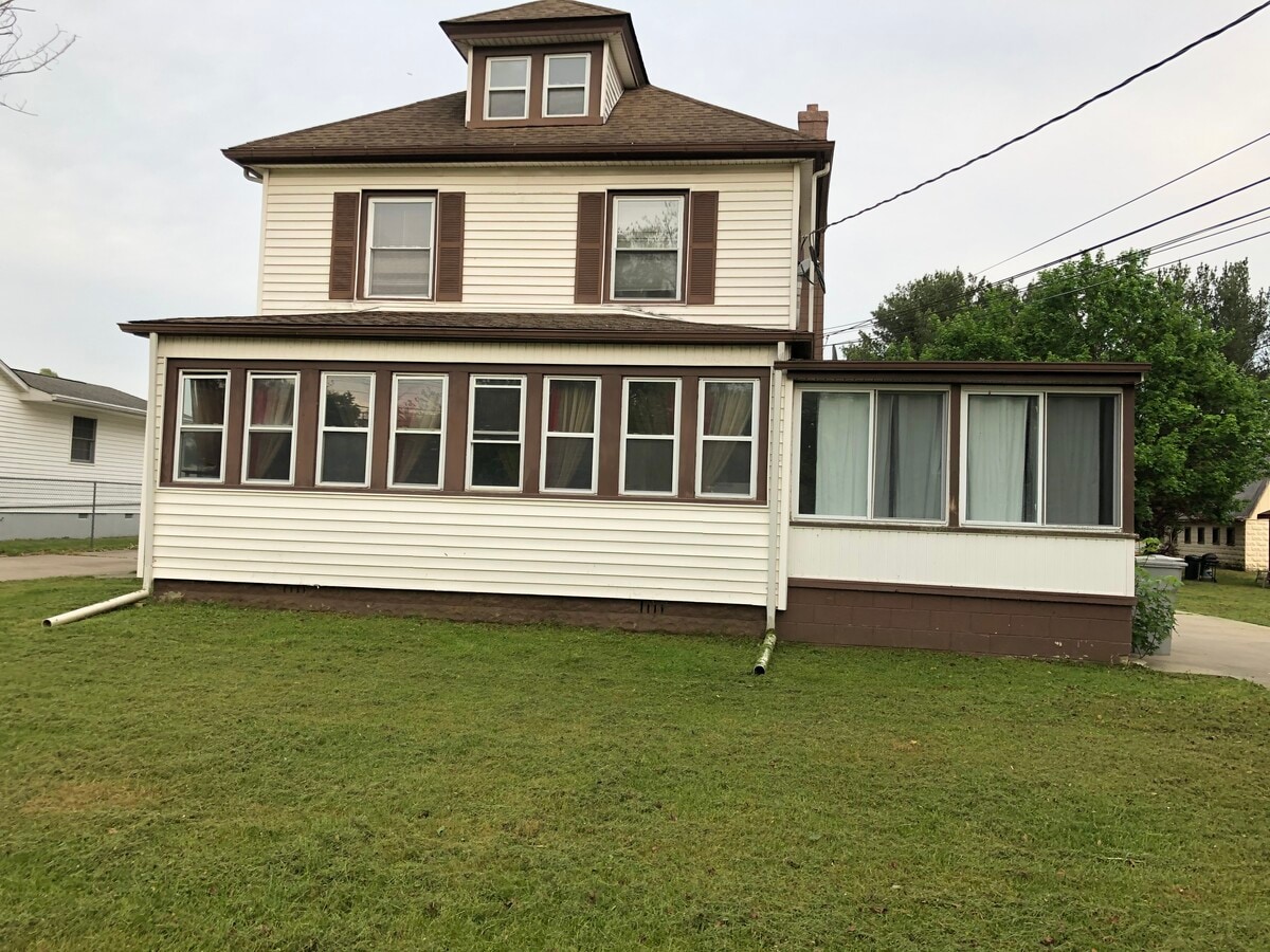 2 Bedroom Apartment for rent - Quiet Residential Neighborhood - 2903 S Lincoln Ave Unit 2 lincoln ave