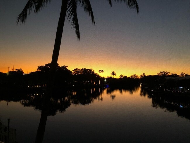 Building Photo - 801 NE 18th Ct Unit 202