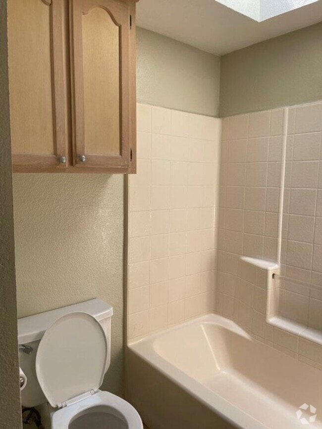 Building Photo - Rare 4 bedroom 2 bath in Moore Schools. 2 ... Rental