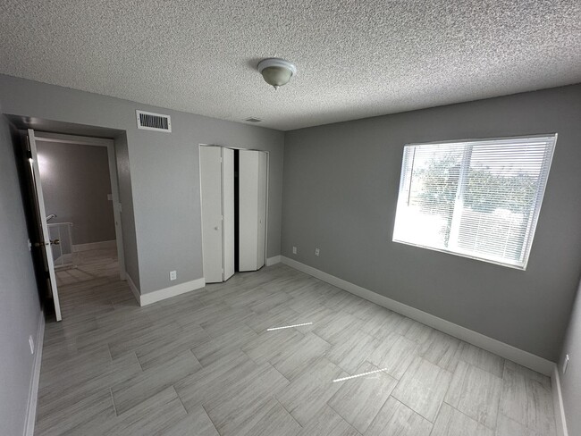 Building Photo - Cozy 2 bd, 1.5 bath condo with open floor ...