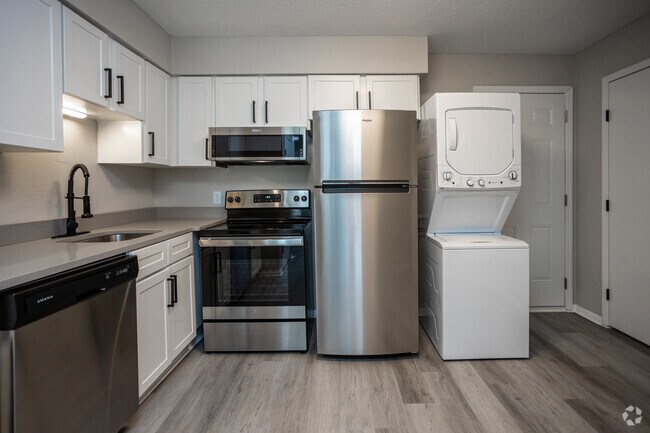 1 BR, 1 BA - 637SF