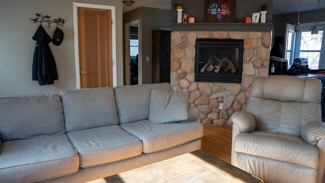 Sala de estar 2 - 5864 Quebec Ave N Unidad C- LL Bedroom 1 - Left