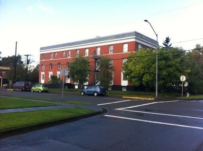 Building Photo - LARGE 2 BEDROOM 1.5 BATH Unit R