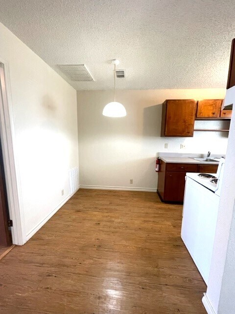 Dining Area - 917 S Church St