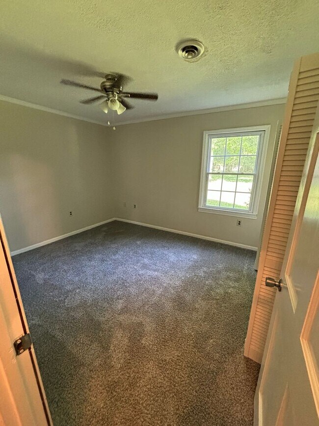 Photo - 985 Pineland Ave
