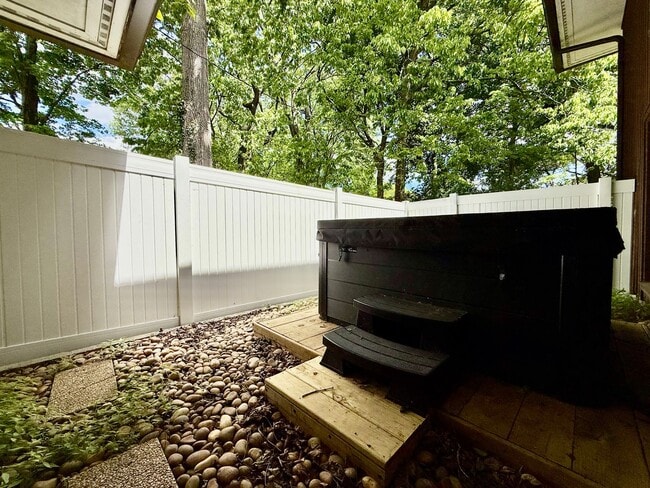527 Valewood Ln
