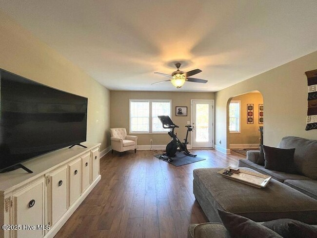 Photo - 225 Savannah Garden Dr