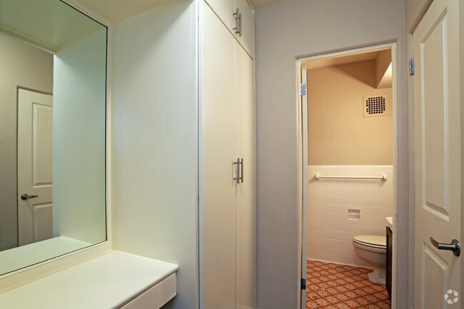 1BR, 1BA - 585 SF - Camellia Apartments