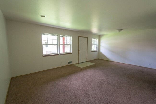 Building Photo - Orchard Alley Tri-plex Unit 1472