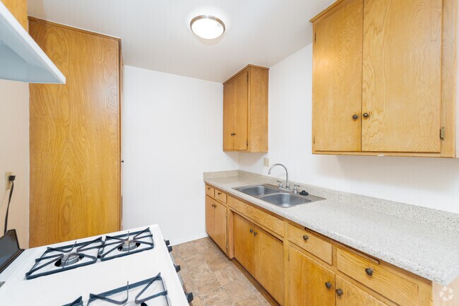 1BR, 1BA - 600SF