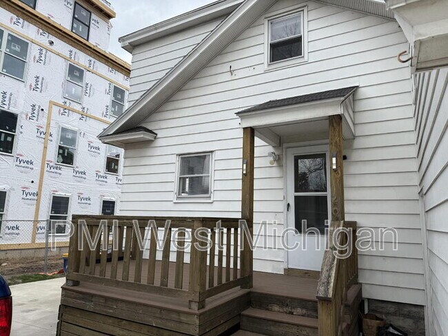 Photo - 865 Leonard St NW Unit A