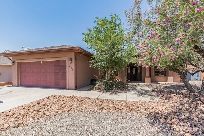 Building Photo - Spacious 4 Bedroom 2 Bath Home near Golf C...