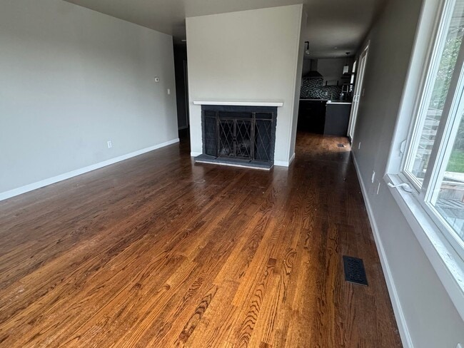 Photo - 3 Bed, 2 Bath, 2 Livingroom's with VIEW