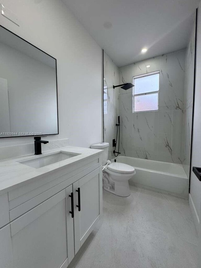 Photo - 2425 SW 6th St Unit 5