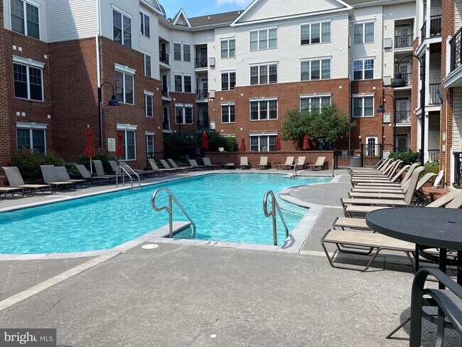 Photo - 300 W Elm St Apartment Unit 2329