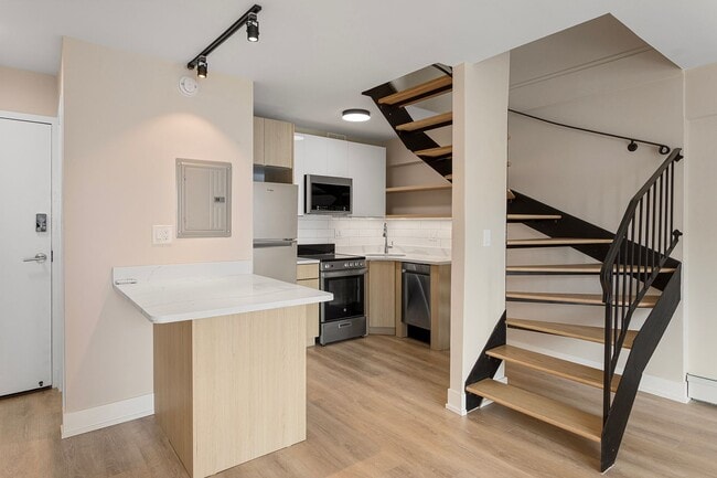 Photo - 6166 N Sheridan Rd