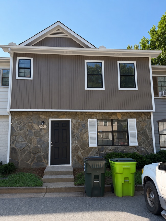 Building Photo - 2071 Lenoa Ln