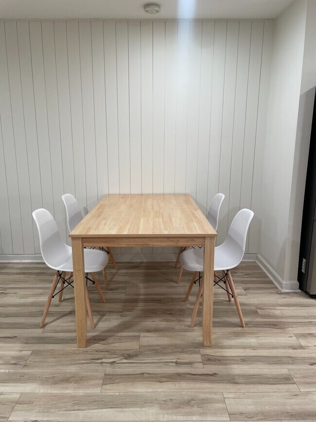 Photo - Room in Condo on Trailwood Heights Ln